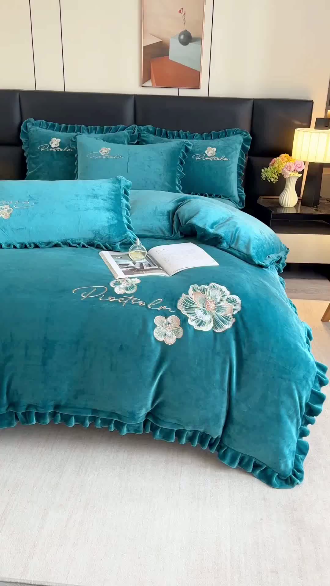 91家纺网 家纺一手货源 找家纺 董韵家纺 2025新款高克重 250克9-10斤牛奶绒 刺绣床单四件套系列 柔眠-靛青