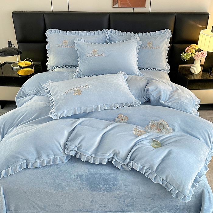91家纺网 家纺一手货源 找家纺 董韵家纺 2025新款高克重 250克9-10斤牛奶绒 刺绣床单四件套系列 柔眠-浅穹蓝