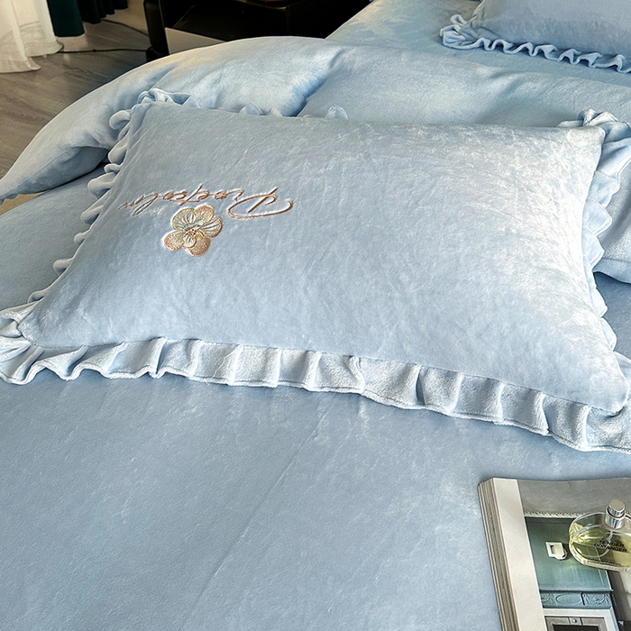 91家纺网 家纺一手货源 找家纺 董韵家纺 2025新款高克重 250克9-10斤牛奶绒 刺绣床单四件套系列 柔眠-浅穹蓝