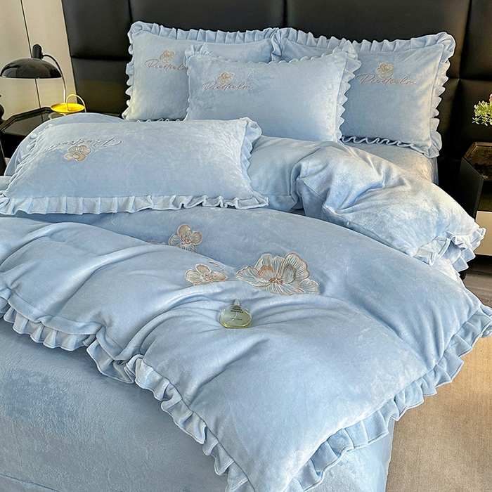 91家纺网 家纺一手货源 找家纺 董韵家纺 2025新款高克重 250克9-10斤牛奶绒 刺绣床单四件套系列 柔眠-浅穹蓝