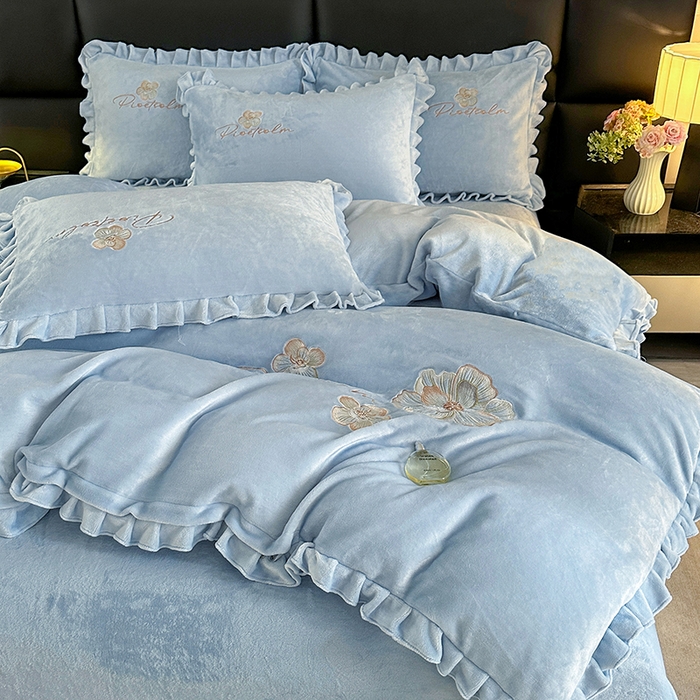 91家纺网 家纺一手货源 找家纺 董韵家纺 2025新款高克重 250克9-10斤牛奶绒 刺绣床单四件套系列 柔眠-浅穹蓝