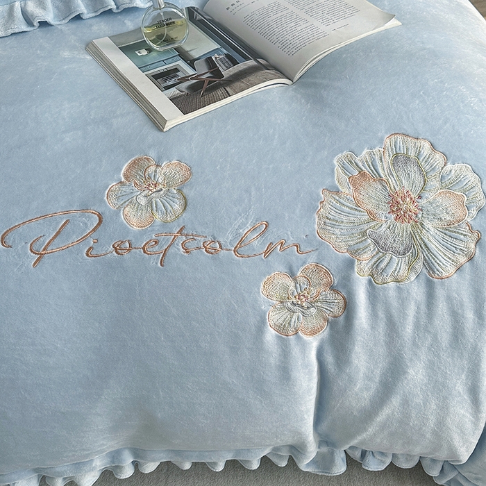 91家纺网 家纺一手货源 找家纺 董韵家纺 2025新款高克重 250克9-10斤牛奶绒 刺绣床单四件套系列 柔眠-浅穹蓝