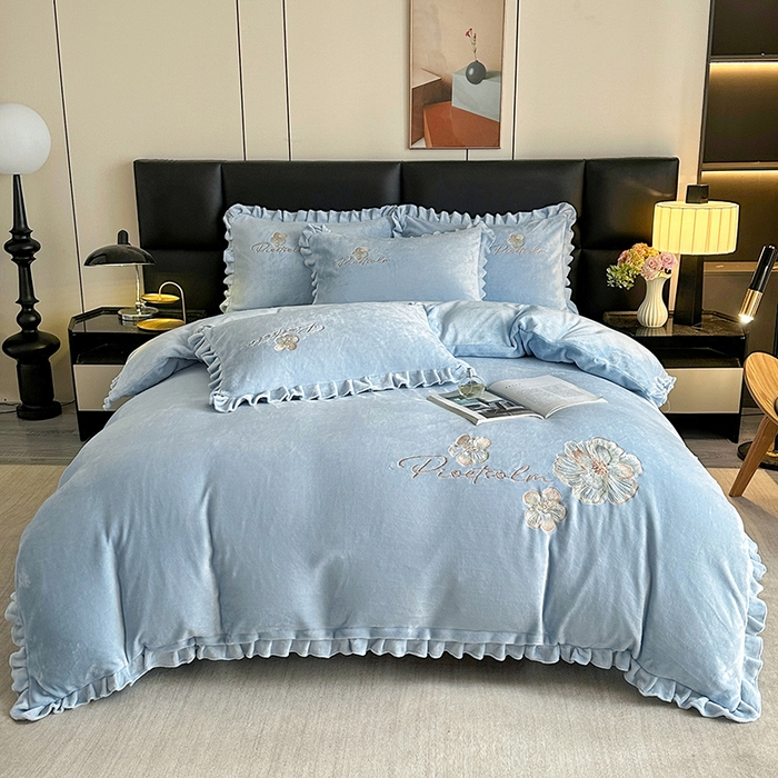 91家纺网 家纺一手货源 找家纺 董韵家纺 2025新款高克重 250克9-10斤牛奶绒 刺绣床单四件套系列 柔眠-浅穹蓝