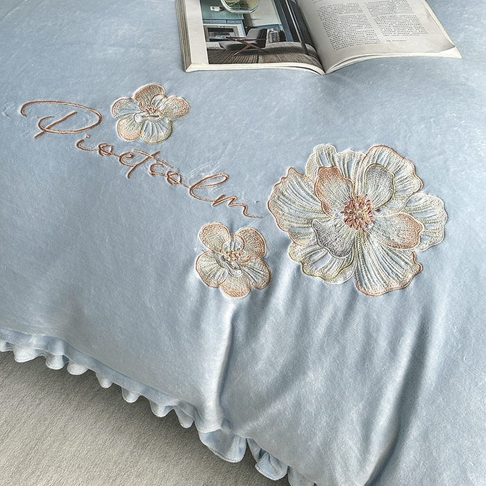 91家纺网 家纺一手货源 找家纺 董韵家纺 2025新款高克重 250克9-10斤牛奶绒 刺绣床单四件套系列 柔眠-浅穹蓝