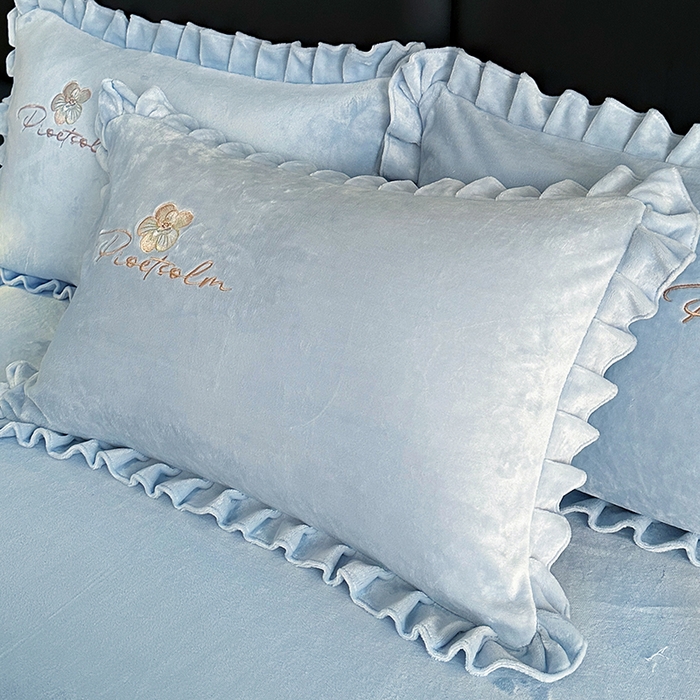 91家纺网 家纺一手货源 找家纺 董韵家纺 2025新款高克重 250克9-10斤牛奶绒 刺绣床单四件套系列 柔眠-浅穹蓝