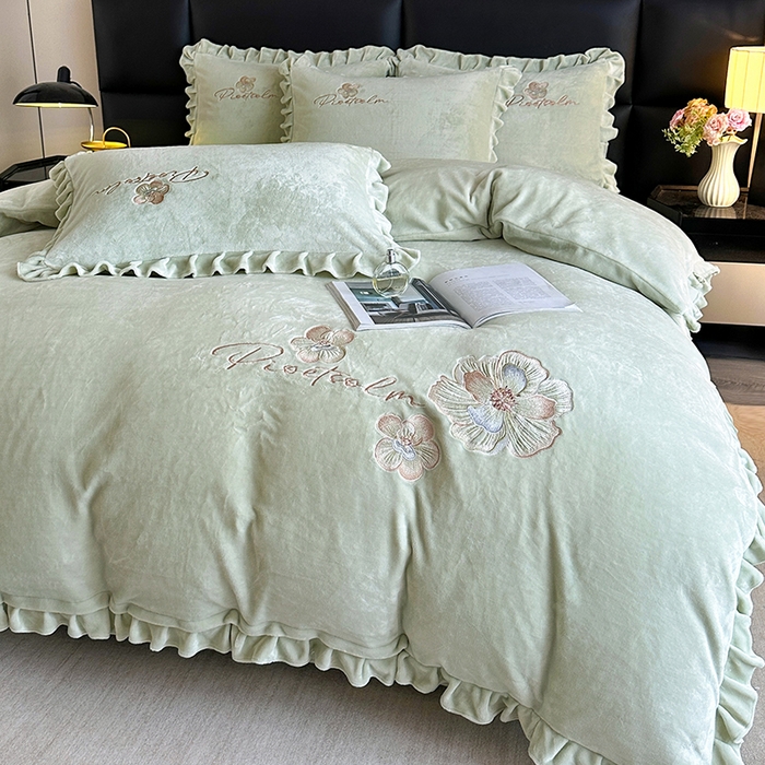 91家纺网 家纺一手货源 找家纺 董韵家纺 2025新款高克重 250克9-10斤牛奶绒 刺绣床单四件套系列 柔眠-青霭