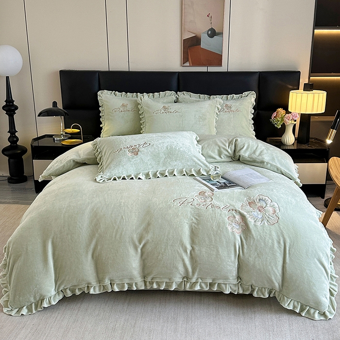 91家纺网 家纺一手货源 找家纺 董韵家纺 2025新款高克重 250克9-10斤牛奶绒 刺绣床单四件套系列 柔眠-青霭