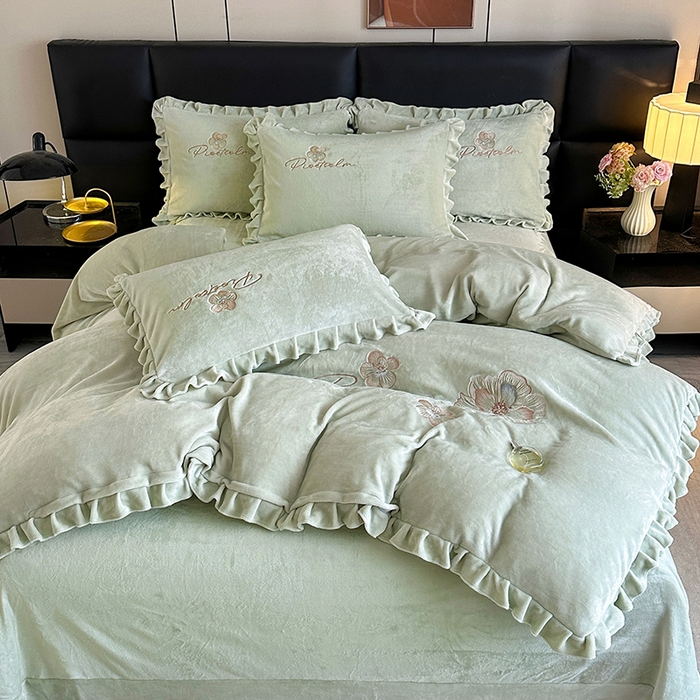 91家纺网 家纺一手货源 找家纺 董韵家纺 2025新款高克重 250克9-10斤牛奶绒 刺绣床单四件套系列 柔眠-青霭
