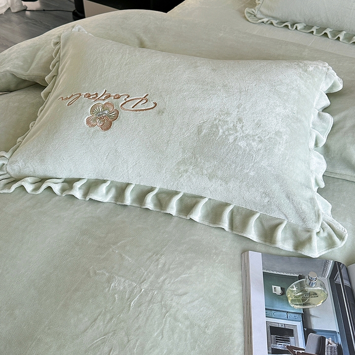 91家纺网 家纺一手货源 找家纺 董韵家纺 2025新款高克重 250克9-10斤牛奶绒 刺绣床单四件套系列 柔眠-青霭