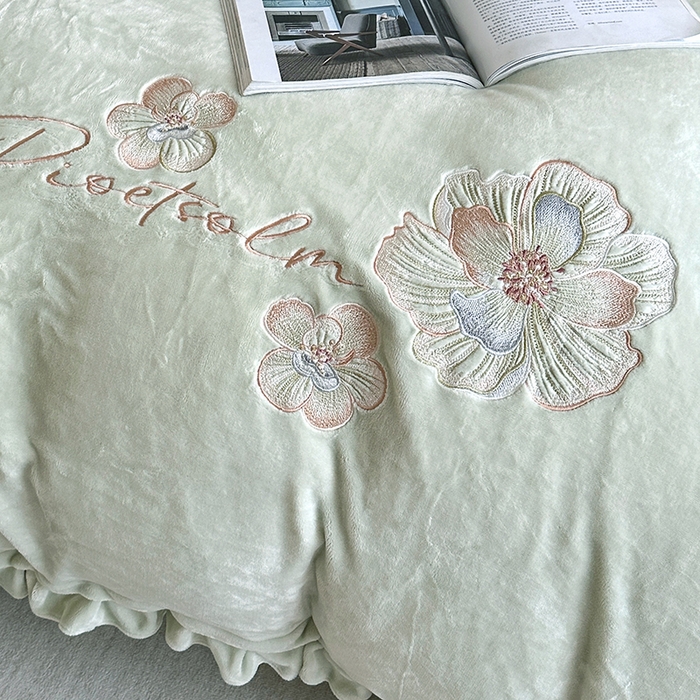 91家纺网 家纺一手货源 找家纺 董韵家纺 2025新款高克重 250克9-10斤牛奶绒 刺绣床单四件套系列 柔眠-青霭