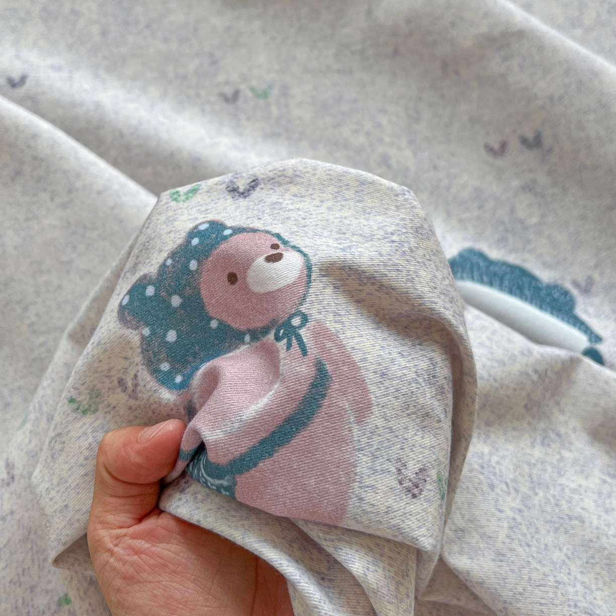 91家纺网 家纺一手货源 找家纺 依庭 2025新款高克重全棉纯棉磨毛印花单床单 幸福小熊