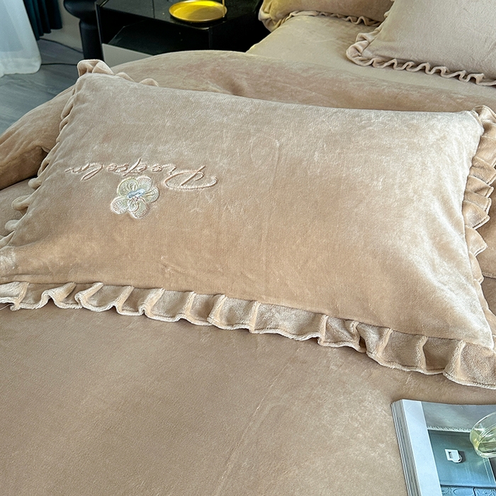 91家纺网 家纺一手货源 找家纺 董韵家纺 2025新款高克重 250克9-10斤牛奶绒 刺绣床单四件套系列 柔眠-驼奶咖