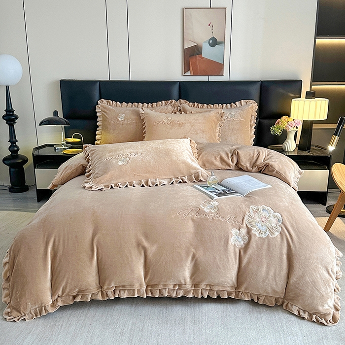 91家纺网 家纺一手货源 找家纺 董韵家纺 2025新款高克重 250克9-10斤牛奶绒 刺绣床单四件套系列 柔眠-驼奶咖