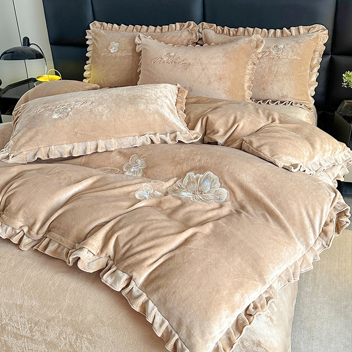 91家纺网 家纺一手货源 找家纺 董韵家纺 2025新款高克重 250克9-10斤牛奶绒 刺绣床单四件套系列 柔眠-驼奶咖