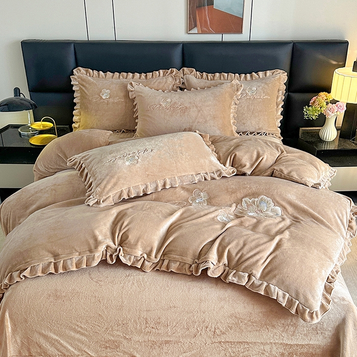 91家纺网 家纺一手货源 找家纺 董韵家纺 2025新款高克重 250克9-10斤牛奶绒 刺绣床单四件套系列 柔眠-驼奶咖
