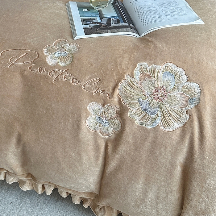 91家纺网 家纺一手货源 找家纺 董韵家纺 2025新款高克重 250克9-10斤牛奶绒 刺绣床单四件套系列 柔眠-驼奶咖