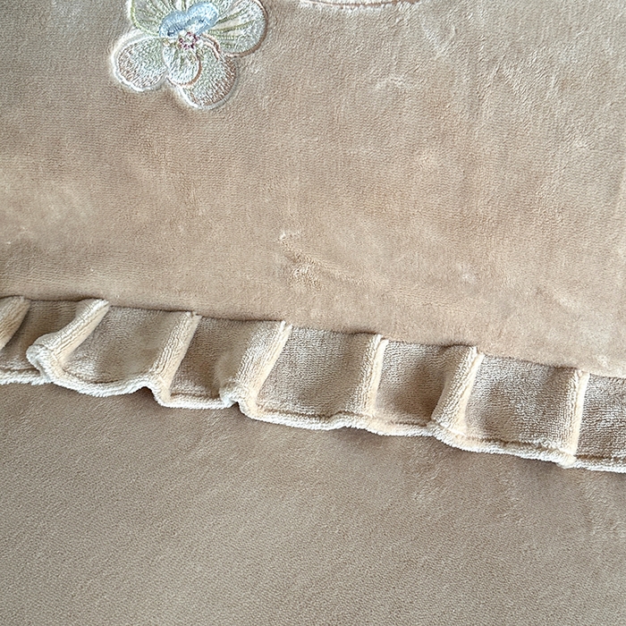 91家纺网 家纺一手货源 找家纺 董韵家纺 2025新款高克重 250克9-10斤牛奶绒 刺绣床单四件套系列 柔眠-驼奶咖