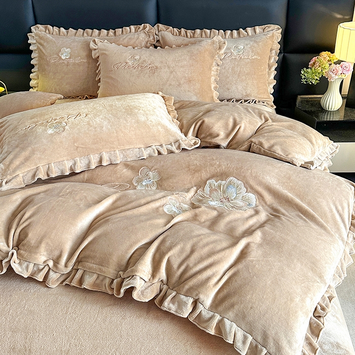 91家纺网 家纺一手货源 找家纺 董韵家纺 2025新款高克重 250克9-10斤牛奶绒 刺绣床单四件套系列 柔眠-驼奶咖