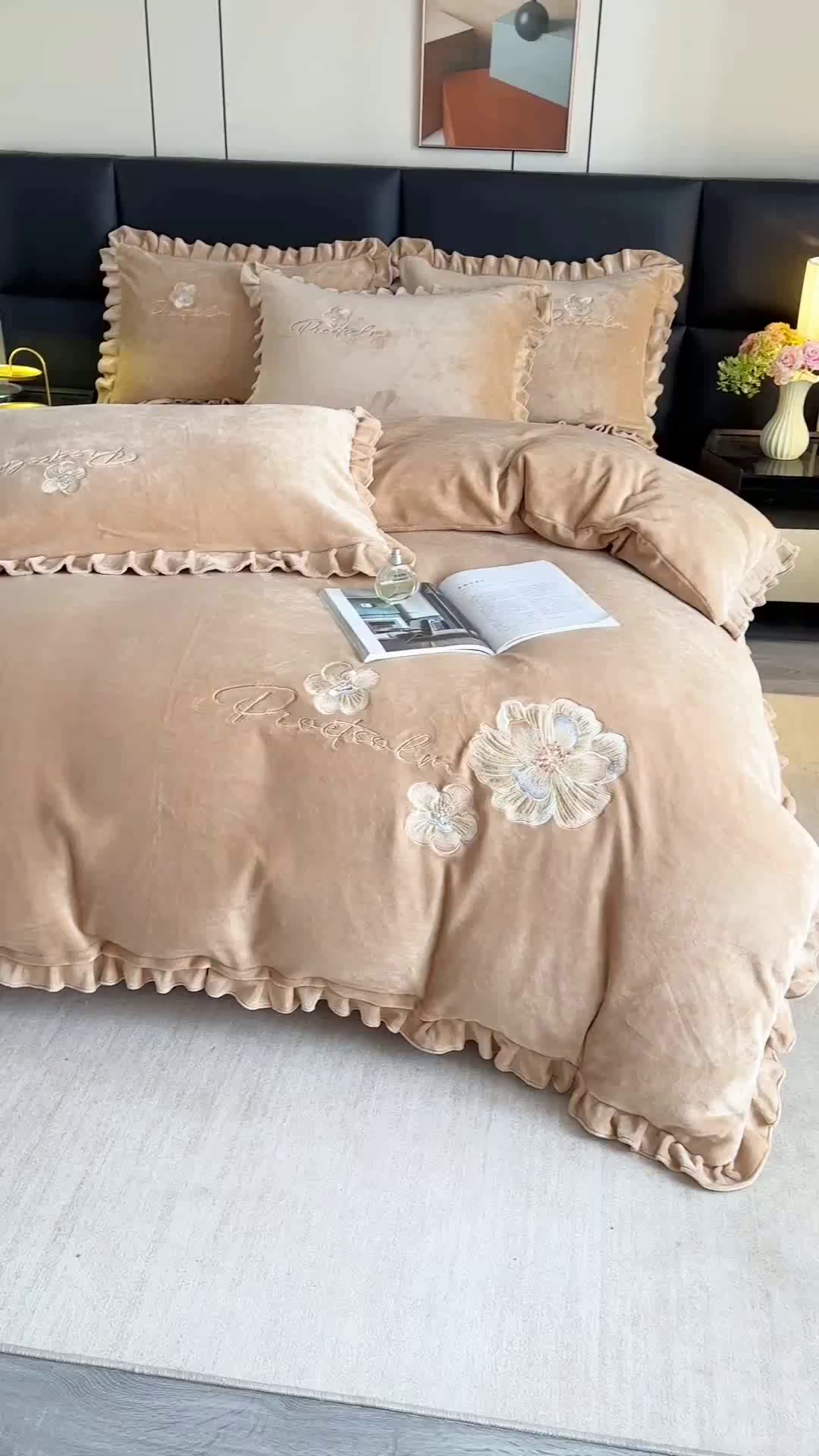 91家纺网 家纺一手货源 找家纺 董韵家纺 2025新款高克重 250克9-10斤牛奶绒 刺绣床单四件套系列 柔眠-驼奶咖