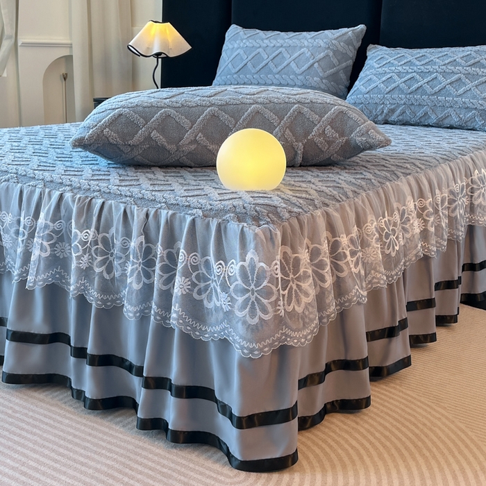 91家纺网 家纺一手货源 找家纺 米瑞娜 2025新款塔芙绒床裙三件套雕花绒蕾丝跨境单床裙外贸现货尺寸齐全 马尾型-蓝灰