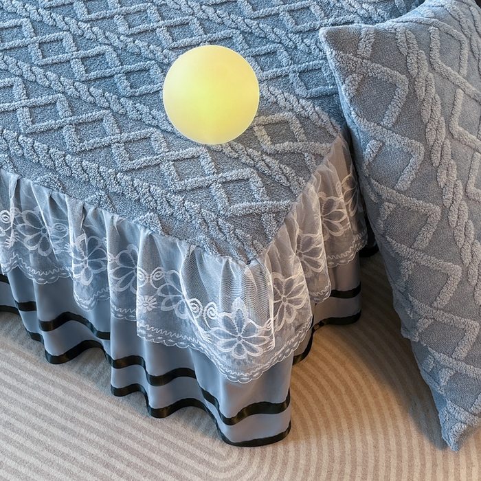 91家纺网 家纺一手货源 找家纺 米瑞娜 2025新款塔芙绒床裙三件套雕花绒蕾丝跨境单床裙外贸现货尺寸齐全 马尾型-蓝灰