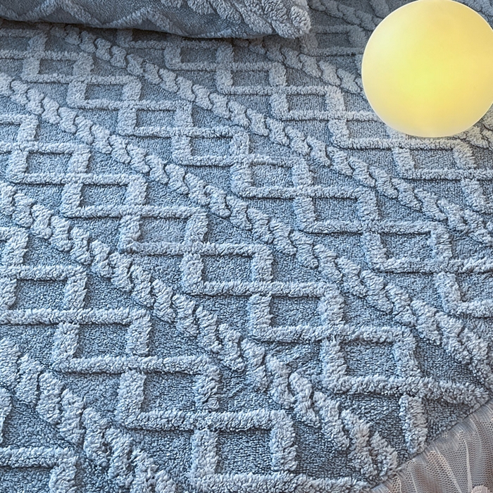 91家纺网 家纺一手货源 找家纺 米瑞娜 2025新款塔芙绒床裙三件套雕花绒蕾丝跨境单床裙外贸现货尺寸齐全 马尾型-蓝灰