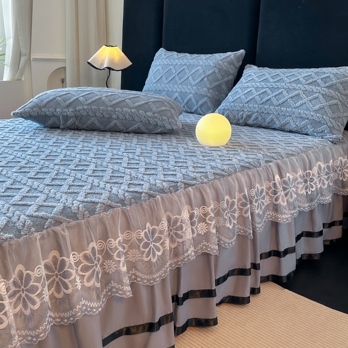 91家纺网 家纺一手货源 找家纺 米瑞娜 2025新款塔芙绒床裙三件套雕花绒蕾丝跨境单床裙外贸现货尺寸齐全 马尾型-蓝灰