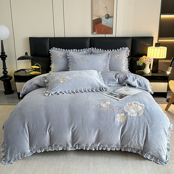 91家纺网 家纺一手货源 找家纺 董韵家纺 2025新款高克重 250克9-10斤牛奶绒 刺绣床单四件套系列 柔眠-云烟灰