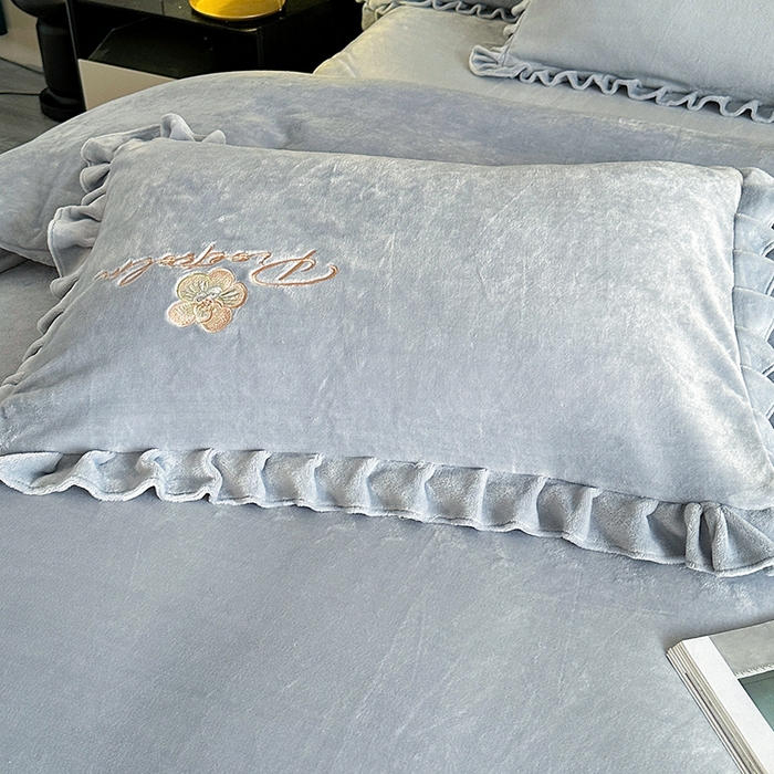 91家纺网 家纺一手货源 找家纺 董韵家纺 2025新款高克重 250克9-10斤牛奶绒 刺绣床单四件套系列 柔眠-云烟灰