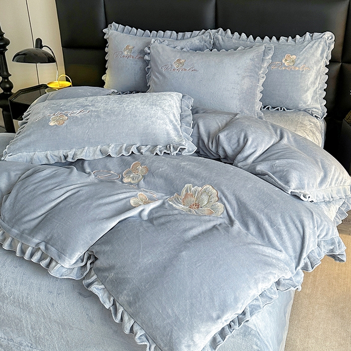 91家纺网 家纺一手货源 找家纺 董韵家纺 2025新款高克重 250克9-10斤牛奶绒 刺绣床单四件套系列 柔眠-云烟灰