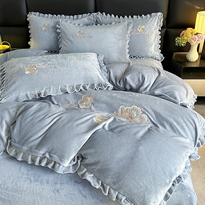 91家纺网 家纺一手货源 找家纺 董韵家纺 2025新款高克重 250克9-10斤牛奶绒 刺绣床单四件套系列 柔眠-云烟灰