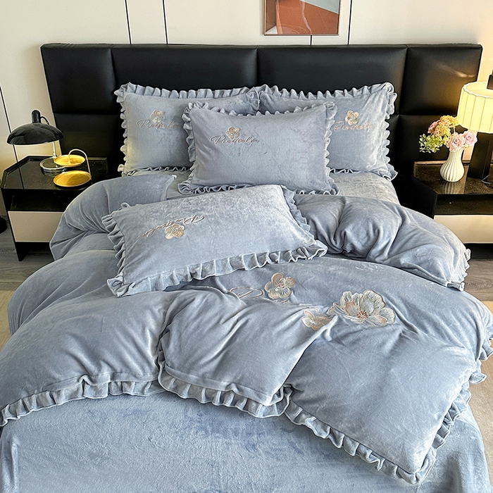 91家纺网 家纺一手货源 找家纺 董韵家纺 2025新款高克重 250克9-10斤牛奶绒 刺绣床单四件套系列 柔眠-云烟灰