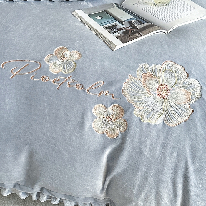 91家纺网 家纺一手货源 找家纺 董韵家纺 2025新款高克重 250克9-10斤牛奶绒 刺绣床单四件套系列 柔眠-云烟灰