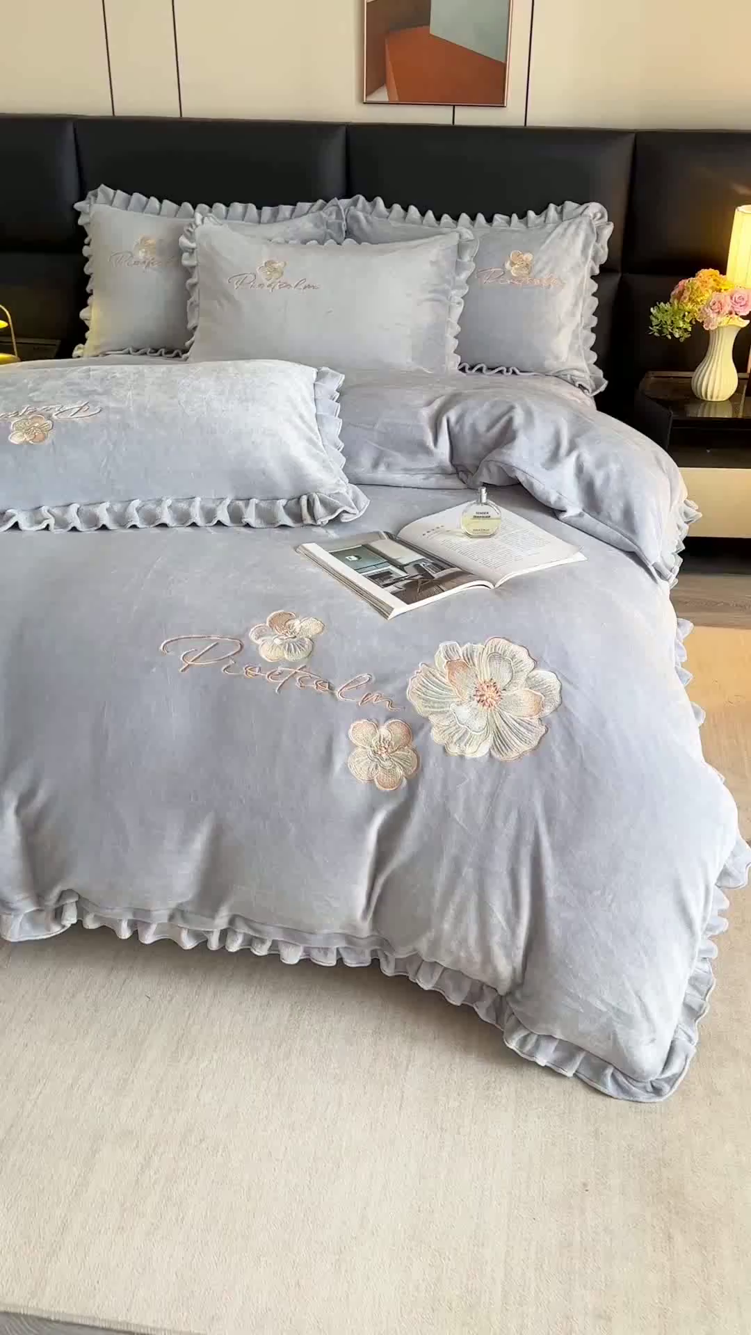 91家纺网 家纺一手货源 找家纺 董韵家纺 2025新款高克重 250克9-10斤牛奶绒 刺绣床单四件套系列 柔眠-云烟灰