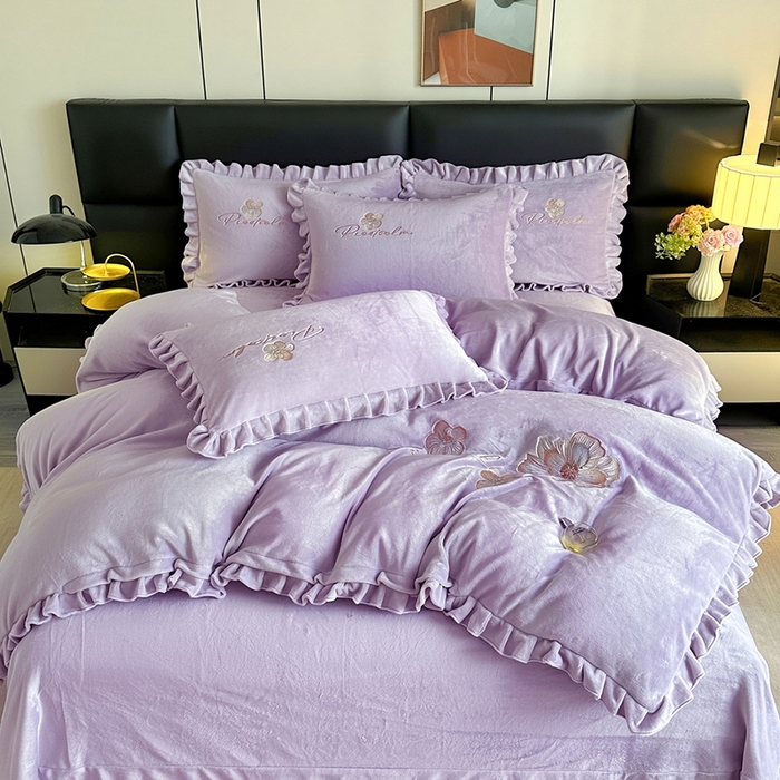 91家纺网 家纺一手货源 找家纺 董韵家纺 2025新款高克重 250克9-10斤牛奶绒 刺绣床单四件套系列 柔眠-云紫