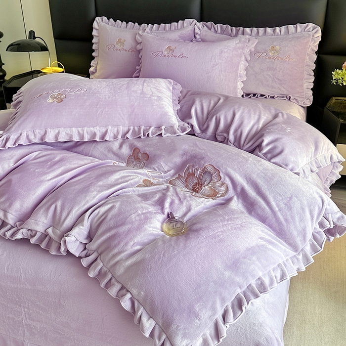 91家纺网 家纺一手货源 找家纺 董韵家纺 2025新款高克重 250克9-10斤牛奶绒 刺绣床单四件套系列 柔眠-云紫