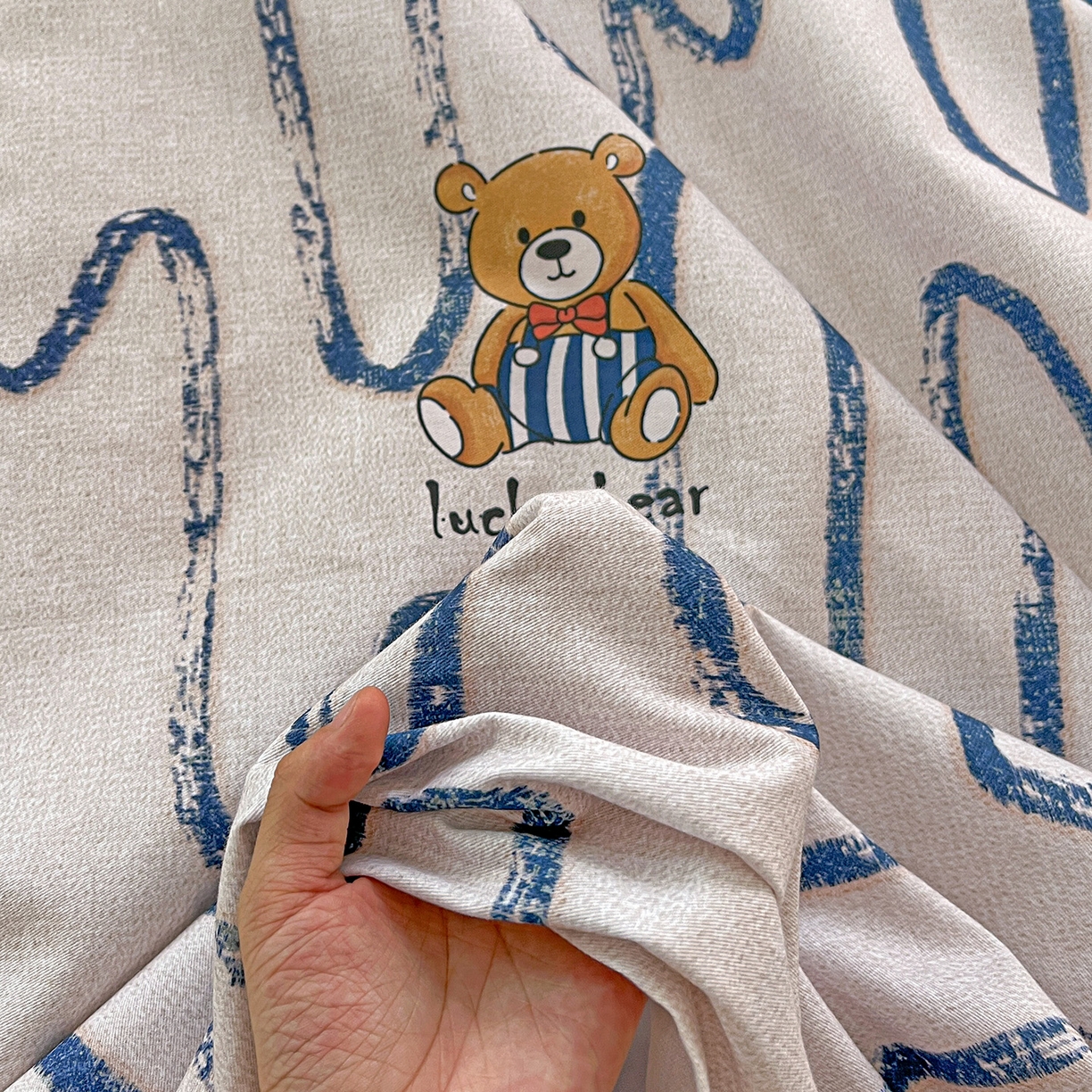 91家纺网 家纺一手货源 找家纺 依庭 2025新款高克重全棉纯棉磨毛印花单床单 幸运熊