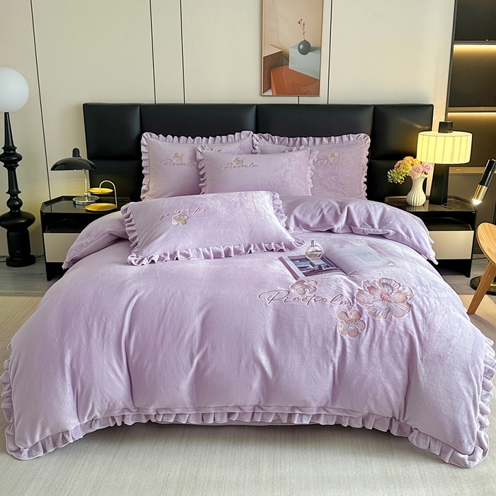 91家纺网 家纺一手货源 找家纺 董韵家纺 2025新款高克重 250克9-10斤牛奶绒 刺绣床单四件套系列 柔眠-云紫