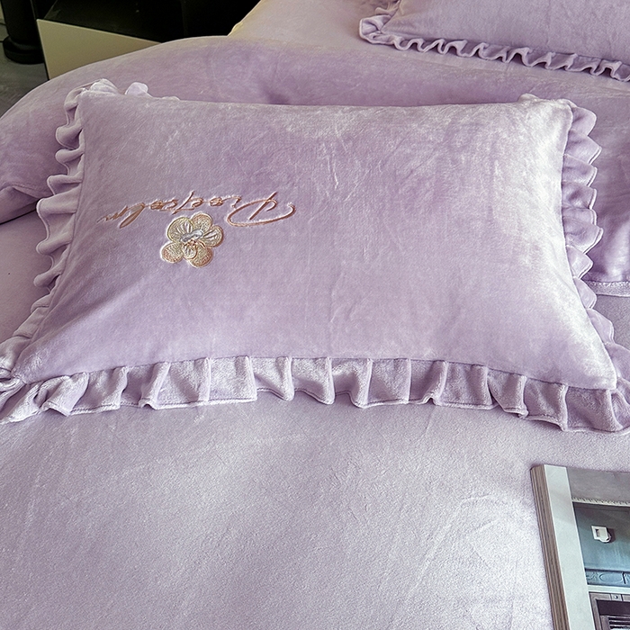 91家纺网 家纺一手货源 找家纺 董韵家纺 2025新款高克重 250克9-10斤牛奶绒 刺绣床单四件套系列 柔眠-云紫