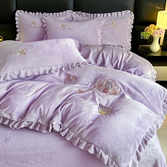 91家纺网 家纺一手货源 找家纺 董韵家纺 2025新款高克重 250克9-10斤牛奶绒 刺绣床单四件套系列 柔眠-云紫