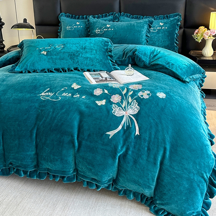 91家纺网 家纺一手货源 找家纺 董韵家纺 2025新款高克重 250克9-10斤牛奶绒 刺绣床单四件套系列 柔雾-靛青