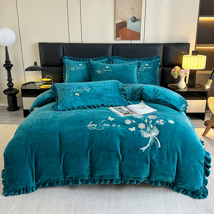 91家纺网 家纺一手货源 找家纺 董韵家纺 2025新款高克重 250克9-10斤牛奶绒 刺绣床单四件套系列 柔雾-靛青