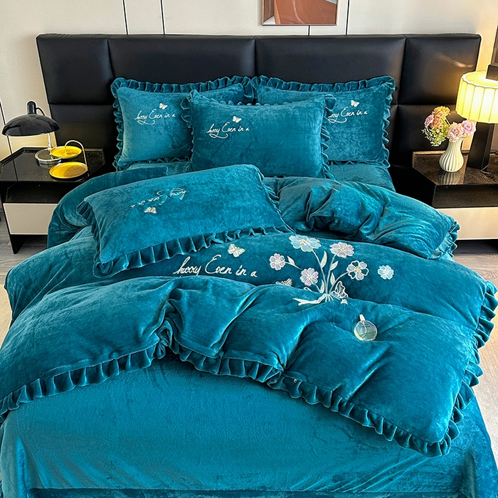 91家纺网 家纺一手货源 找家纺 董韵家纺 2025新款高克重 250克9-10斤牛奶绒 刺绣床单四件套系列 柔雾-靛青