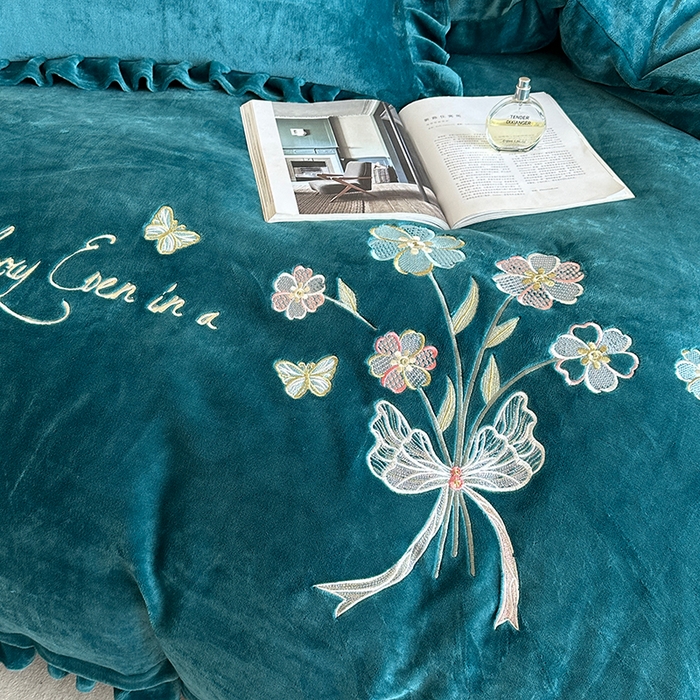 91家纺网 家纺一手货源 找家纺 董韵家纺 2025新款高克重 250克9-10斤牛奶绒 刺绣床单四件套系列 柔雾-靛青