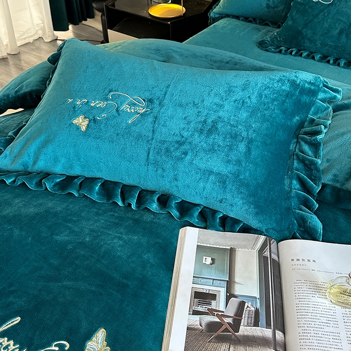 91家纺网 家纺一手货源 找家纺 董韵家纺 2025新款高克重 250克9-10斤牛奶绒 刺绣床单四件套系列 柔雾-靛青