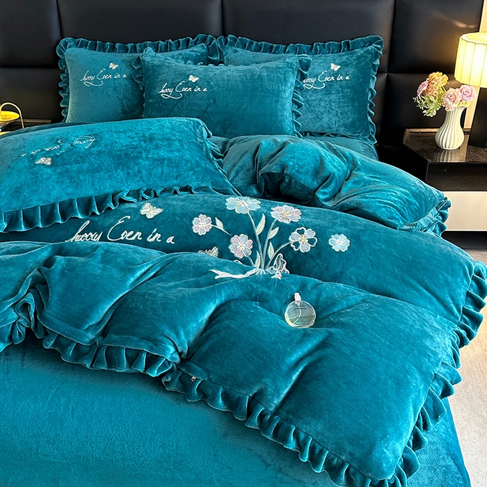 91家纺网 家纺一手货源 找家纺 董韵家纺 2025新款高克重 250克9-10斤牛奶绒 刺绣床单四件套系列 柔雾-靛青