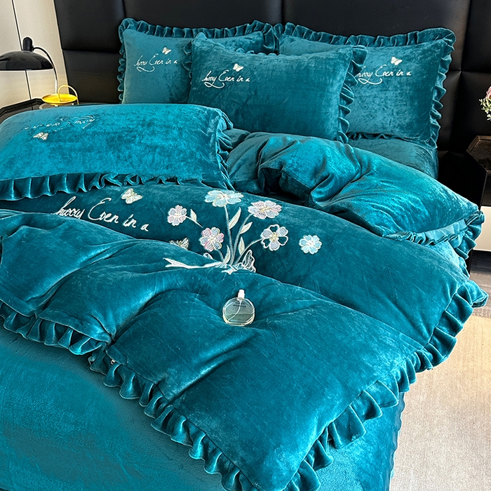 91家纺网 家纺一手货源 找家纺 董韵家纺 2025新款高克重 250克9-10斤牛奶绒 刺绣床单四件套系列 柔雾-靛青