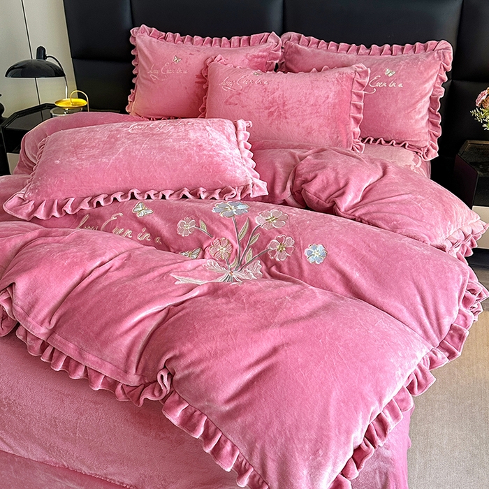 91家纺网 家纺一手货源 找家纺 董韵家纺 2025新款高克重 250克9-10斤牛奶绒 刺绣床单四件套系列 柔雾-豆沙