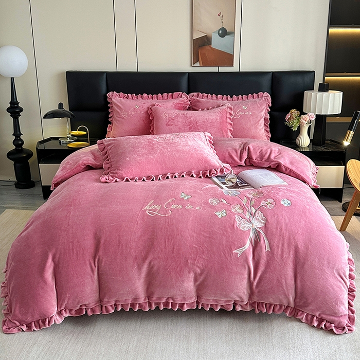 91家纺网 家纺一手货源 找家纺 董韵家纺 2025新款高克重 250克9-10斤牛奶绒 刺绣床单四件套系列 柔雾-豆沙