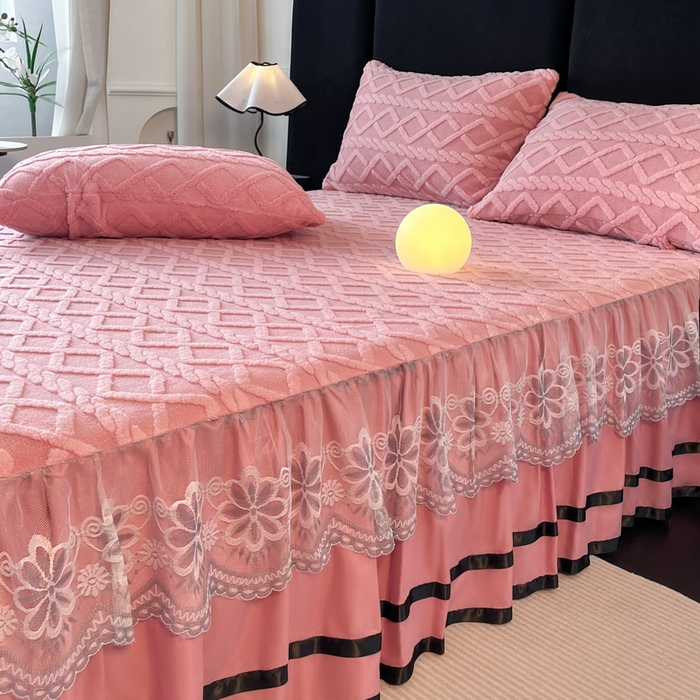 91家纺网 家纺一手货源 找家纺 米瑞娜 2025新款塔芙绒床裙三件套雕花绒蕾丝跨境单床裙外贸现货尺寸齐全 马尾型-玫红